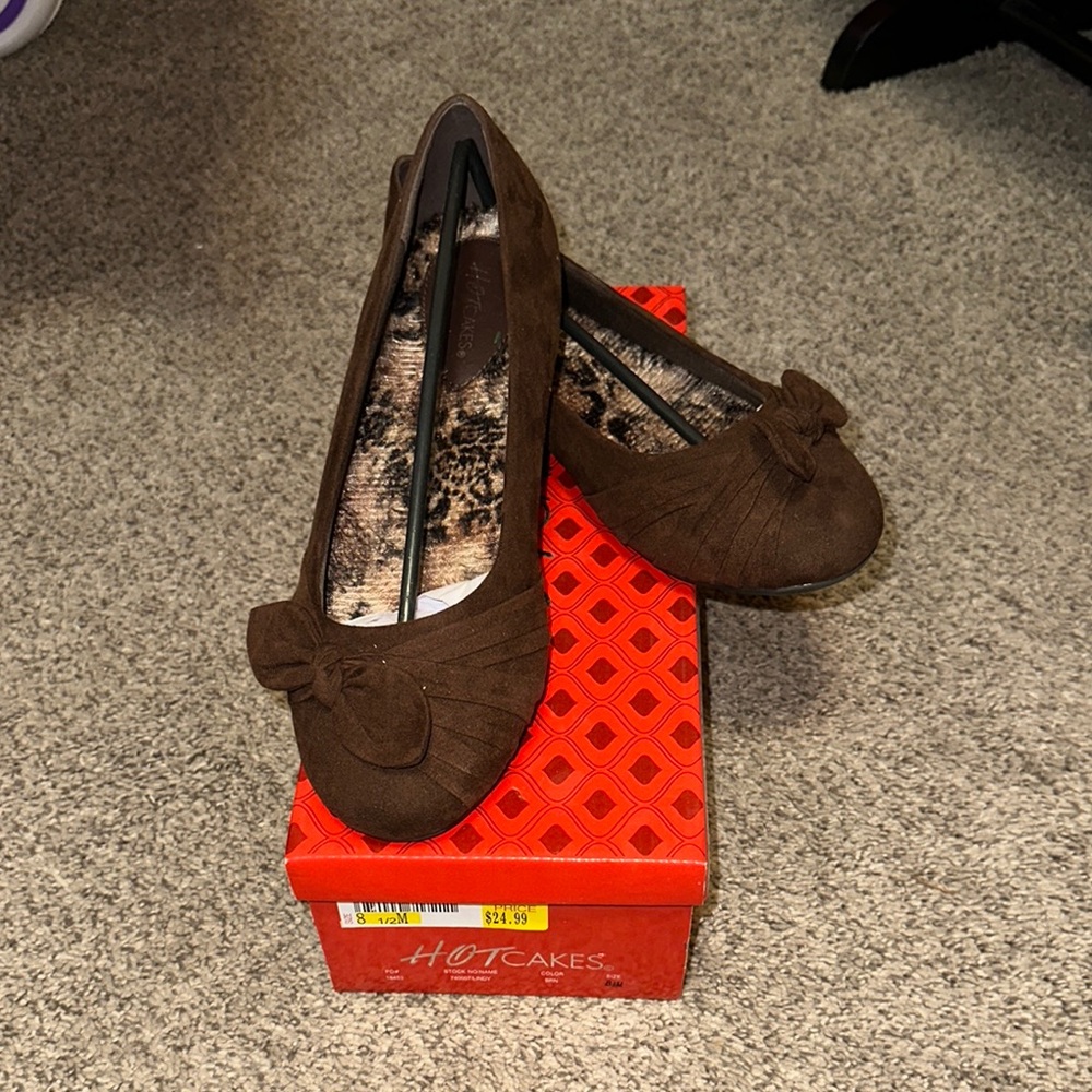 Hot Cakes Brown Flats with Bow Detail Women’s 8.5